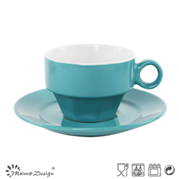 Tasse et soucoupe de glaçage de couleur élégante